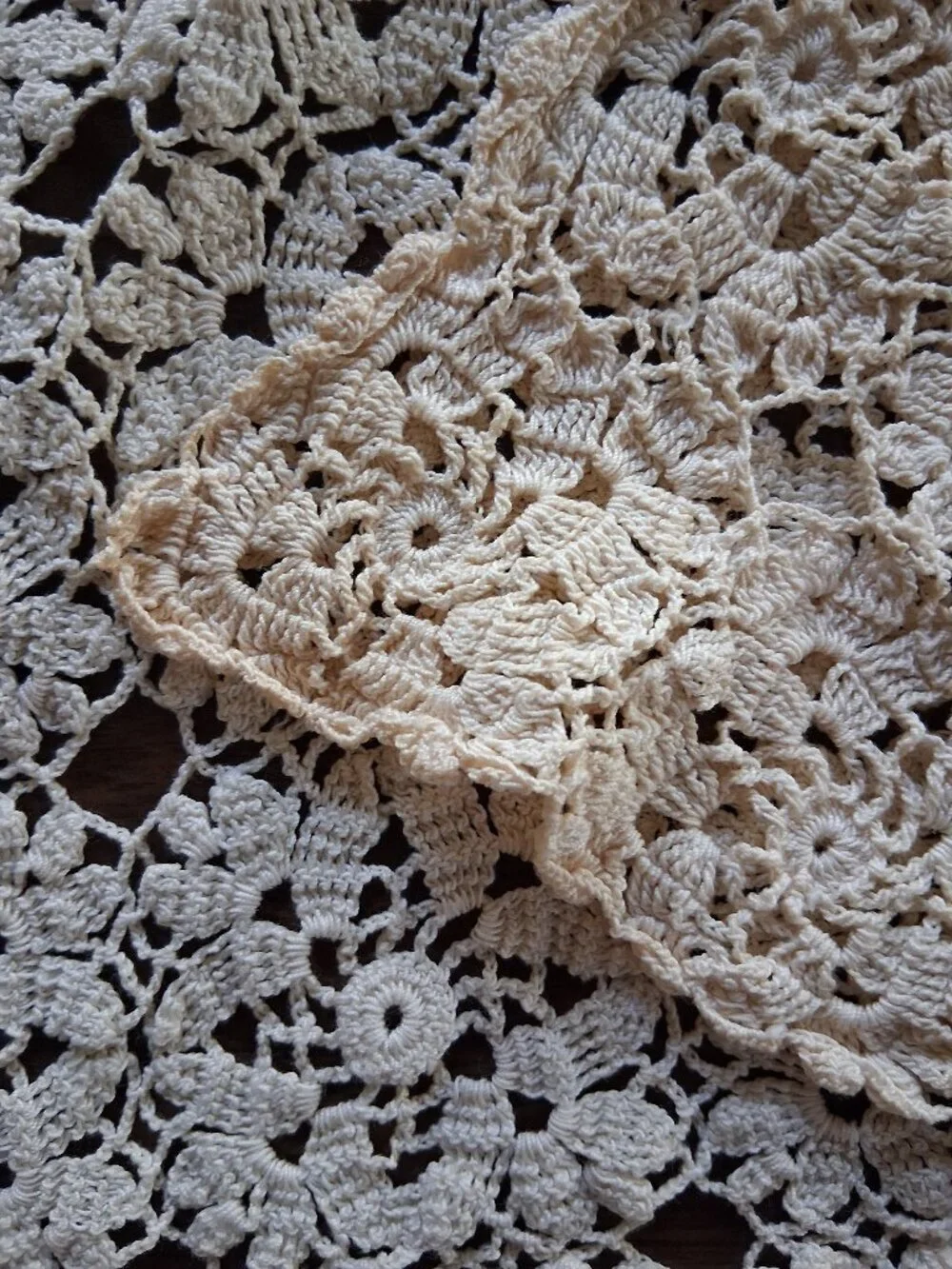 ✨  Vintage Hand Crocheted Cotton Thread Table Runner • 24x56 •